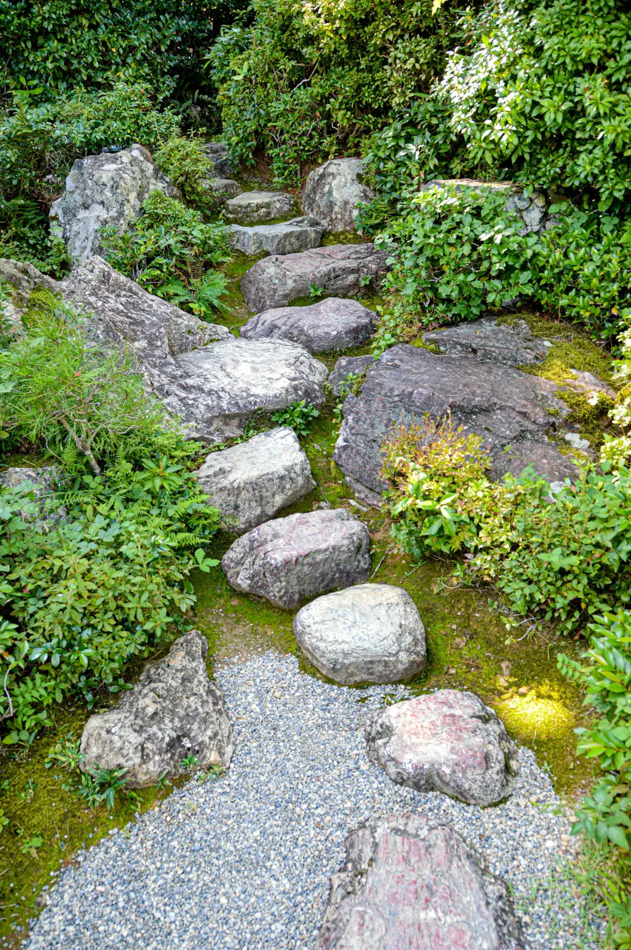 Natursteinweg im Rasen